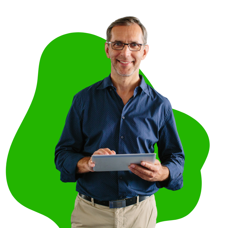 Mann mit Tablet in der Hand und Blick in die Kamera