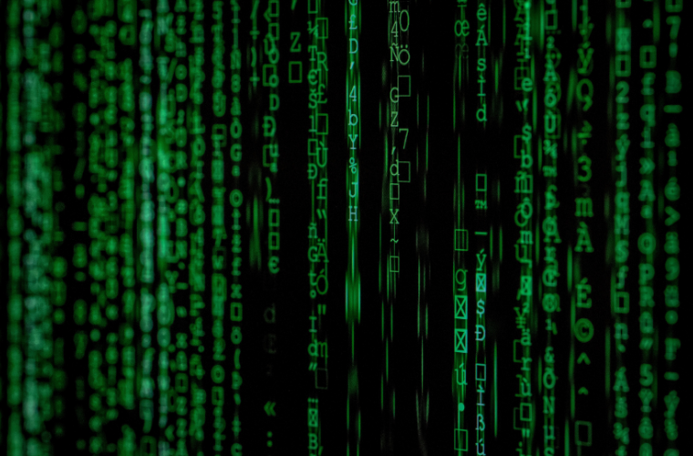 Code vor schwarzem Hintergrund