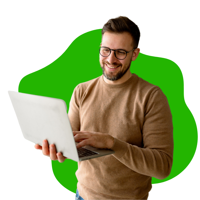 IT-Manager mit Laptop in der Hand