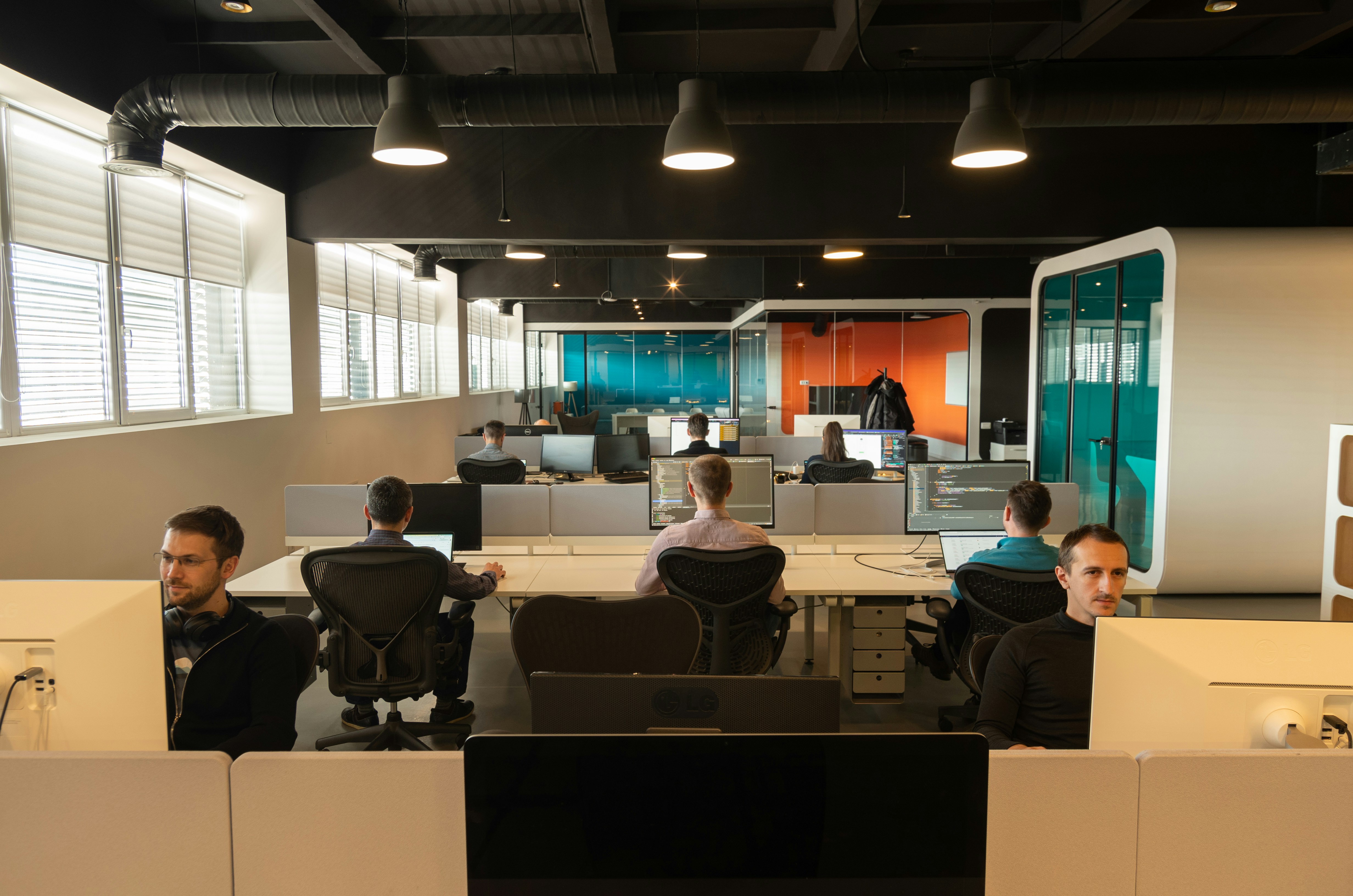 Team arbeitet im Büro
