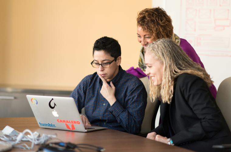 IT-Team vor Laptop