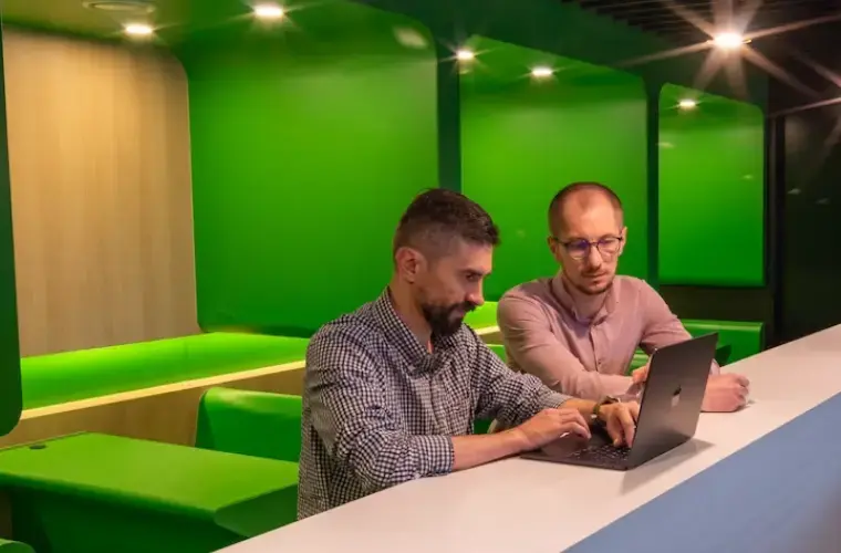 IT-Team vor Laptop