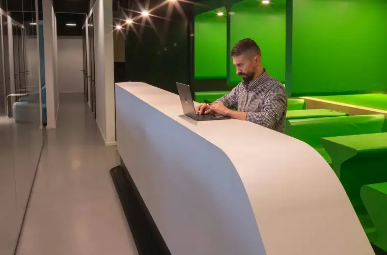 IT-Manager vor einem Laptop
