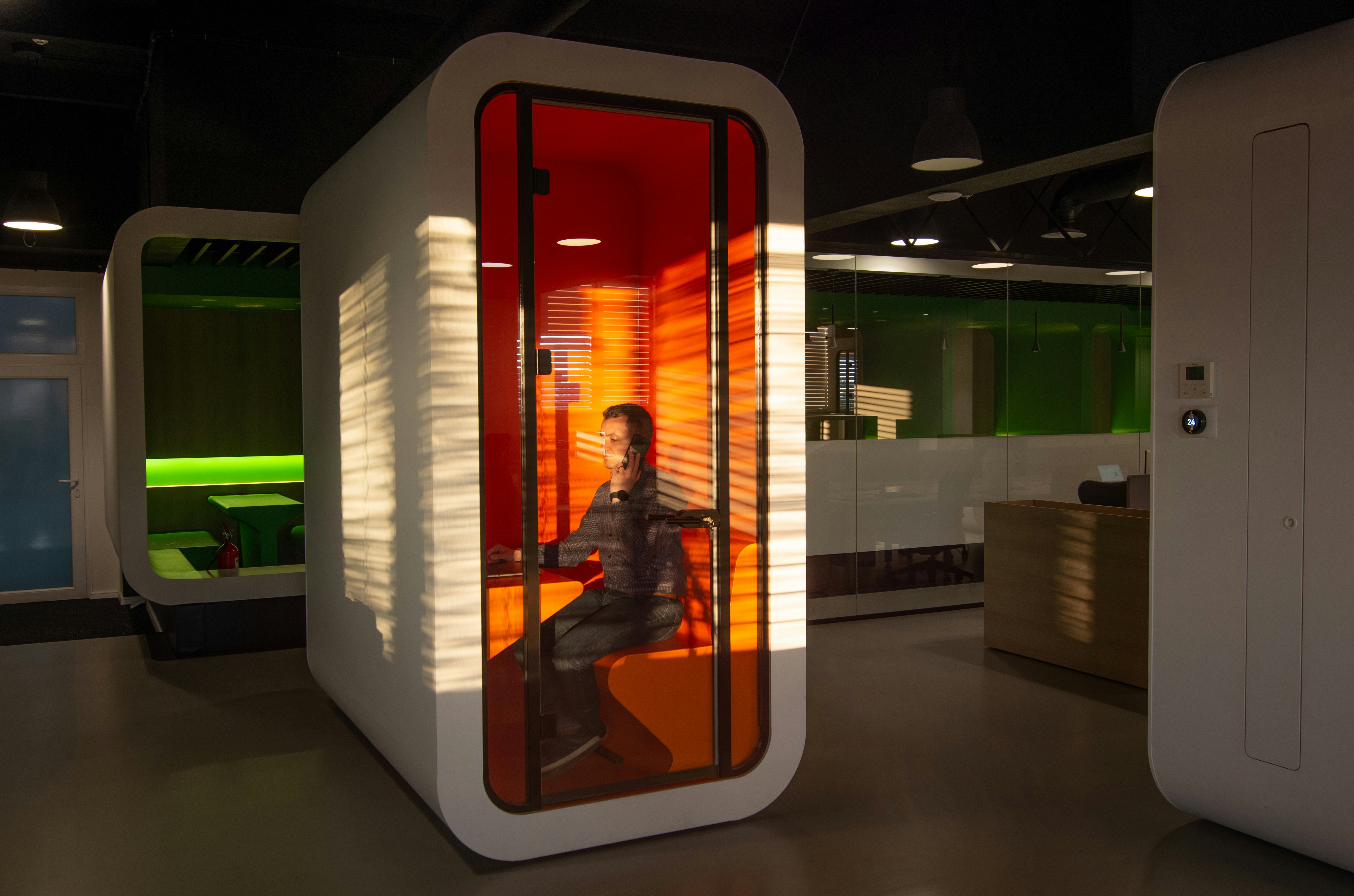 Mitarbeiter in einer Meeting-Box